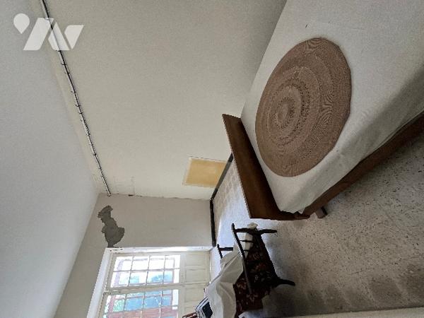 Maison de ville de 277 m² sur trois niveaux avec deux entrées séparées .