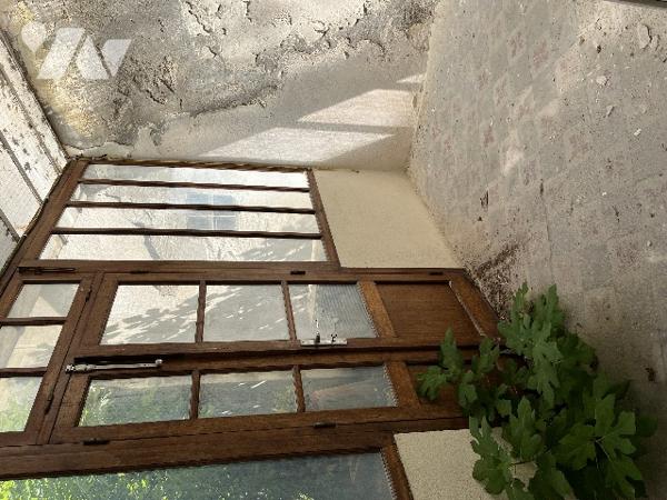 Maison de ville de 277 m² sur trois niveaux avec deux entrées séparées .