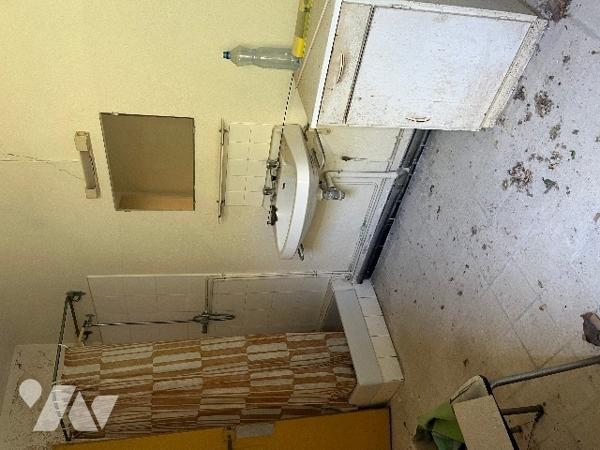 Maison de ville de 277 m² sur trois niveaux avec deux entrées séparées .