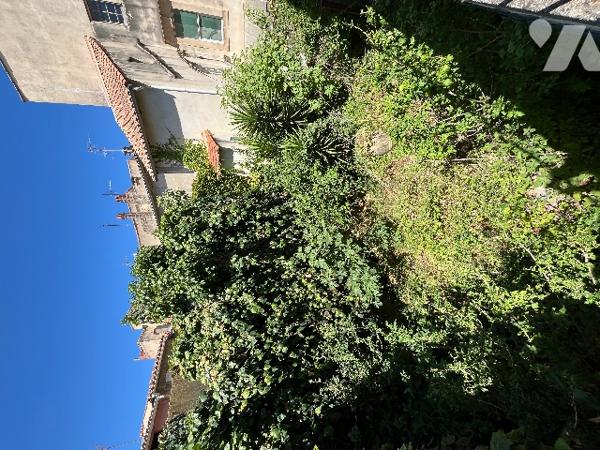 Maison de ville de 277 m² sur trois niveaux avec deux entrées séparées .