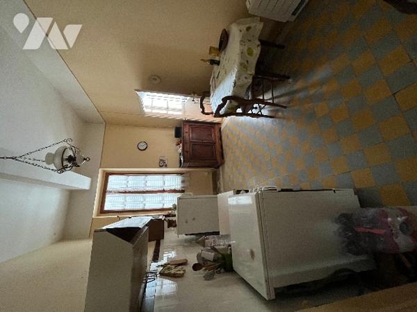 Maison de ville de 277 m² sur trois niveaux avec deux entrées séparées .