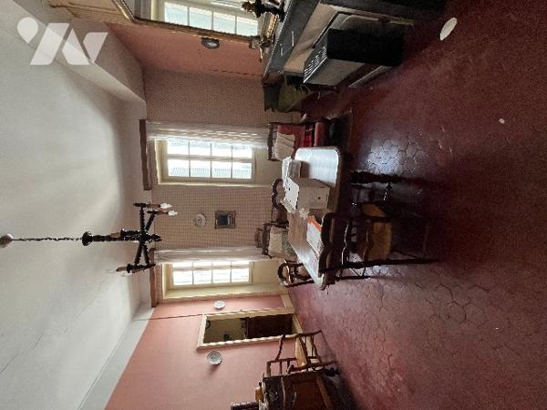 Maison de ville de 277 m² sur trois niveaux avec deux entrées séparées .