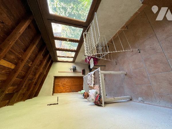 Maison de ville de 277 m² sur trois niveaux avec deux entrées séparées .