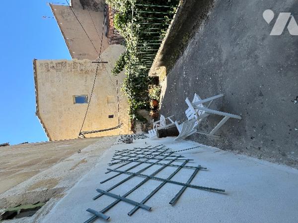 Maison de ville de 277 m² sur trois niveaux avec deux entrées séparées .