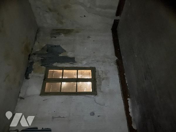 Maison de ville de 277 m² sur trois niveaux avec deux entrées séparées .