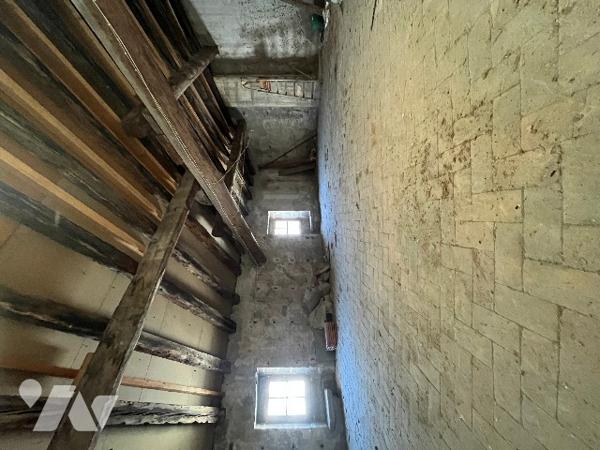 Maison de ville de 277 m² sur trois niveaux avec deux entrées séparées .