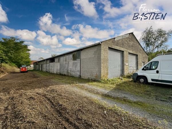 Propriété avec maison plain pied et bâtiment de 750m² sur un terrain de plus de 3 hectares