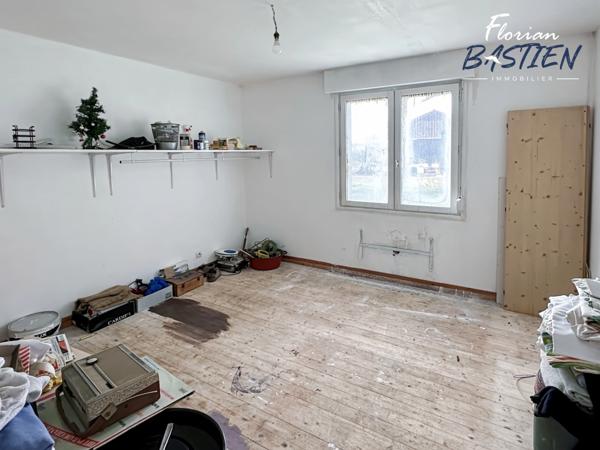 Propriété avec maison plain pied et bâtiment de 750m² sur un terrain de plus de 3 hectares