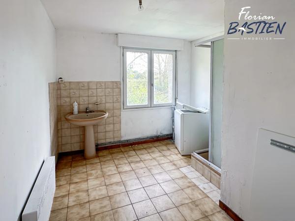 Propriété avec maison plain pied et bâtiment de 750m² sur un terrain de plus de 3 hectares