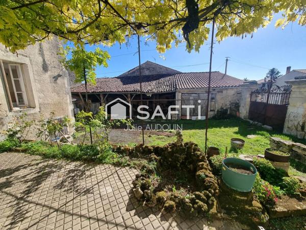 Maison à rénover avec cour fermée et puits – Beauvais-sur-Matha