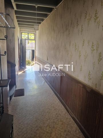 Maison à rénover avec cour fermée et puits – Beauvais-sur-Matha