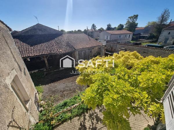 Maison à rénover avec cour fermée et puits – Beauvais-sur-Matha