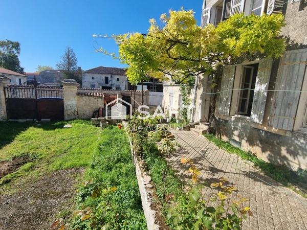 Maison à rénover avec cour fermée et puits – Beauvais-sur-Matha