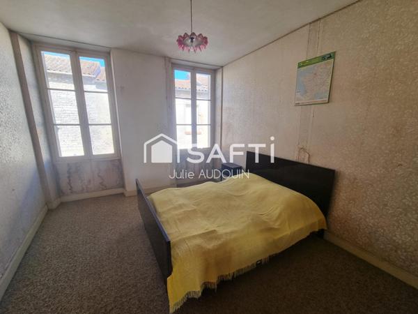 Maison à rénover avec cour fermée et puits – Beauvais-sur-Matha