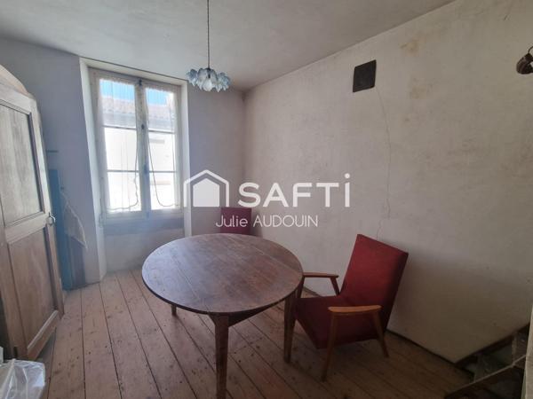 Maison à rénover avec cour fermée et puits – Beauvais-sur-Matha