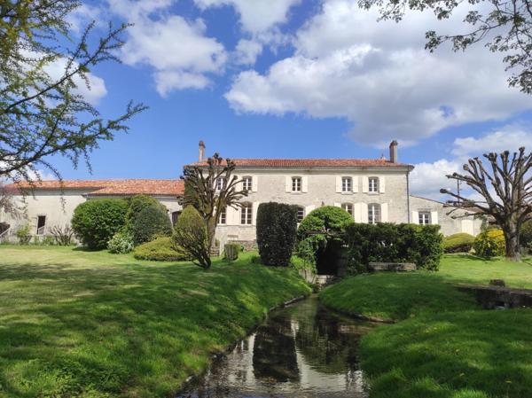 Maison à SAINT-JEAN-D'ANGELY, 17400 - 10 pièces 410m²