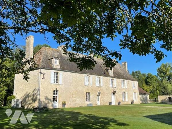Un MANOIR du XVIIIème, patrimoine local.

En Normandie, dans un village aux portes du Pays d'au...