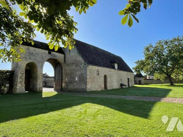 Un MANOIR du XVIIIème, patrimoine local.

En Normandie, dans un village aux portes du Pays d'au...