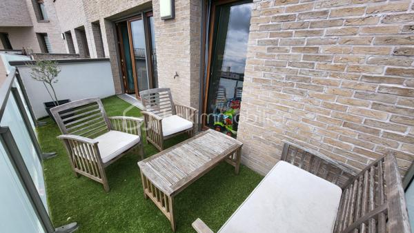 Venez découvrir cet appartement moderne situé dans une résidence récente de 2020 alliant confort et qualité de vie, à proximité immédiate de toutes les commodités: accès à pied aux commerces tels que (Boulangerie, Pharmacie, Grand Frais, Hypermarché etc...) et à seulement 15mn de la gare centre
Composé d'une entrée avec penderie intégrée, d'une salle de bain, de trois chambres dont une agréable suite parentale avec une salle d'eau privative, et d'une belle pièce de vie lumineuse grâce à sa double exposition, offrant un accès à deux terrasses pour profiter pleinement dès beaux jours à tout moment de la journée. Une cuisine équipée moderne et fonctionnelle vient parfaire cet espace de vie convivial..
Vous souhaitez absolument un garage ou un stationnement ? Cela sera possible !!! 
Résidence calme et sécurisée avec espace vert. 
Si ce bien correspond à votre recherche, contactez moi sans tarder !!!