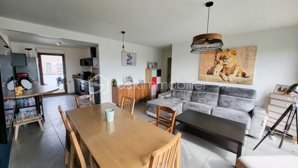 Venez découvrir cet appartement moderne situé dans une résidence récente de 2020 alliant confort et qualité de vie, à proximité immédiate de toutes les commodités: accès à pied aux commerces tels que (Boulangerie, Pharmacie, Grand Frais, Hypermarché etc...) et à seulement 15mn de la gare centre
Composé d'une entrée avec penderie intégrée, d'une salle de bain, de trois chambres dont une agréable suite parentale avec une salle d'eau privative, et d'une belle pièce de vie lumineuse grâce à sa double exposition, offrant un accès à deux terrasses pour profiter pleinement dès beaux jours à tout moment de la journée. Une cuisine équipée moderne et fonctionnelle vient parfaire cet espace de vie convivial..
Vous souhaitez absolument un garage ou un stationnement ? Cela sera possible !!! 
Résidence calme et sécurisée avec espace vert. 
Si ce bien correspond à votre recherche, contactez moi sans tarder !!!