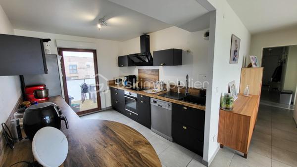 Venez découvrir cet appartement moderne situé dans une résidence récente de 2020 alliant confort et qualité de vie, à proximité immédiate de toutes les commodités: accès à pied aux commerces tels que (Boulangerie, Pharmacie, Grand Frais, Hypermarché etc...) et à seulement 15mn de la gare centre
Composé d'une entrée avec penderie intégrée, d'une salle de bain, de trois chambres dont une agréable suite parentale avec une salle d'eau privative, et d'une belle pièce de vie lumineuse grâce à sa double exposition, offrant un accès à deux terrasses pour profiter pleinement dès beaux jours à tout moment de la journée. Une cuisine équipée moderne et fonctionnelle vient parfaire cet espace de vie convivial..
Vous souhaitez absolument un garage ou un stationnement ? Cela sera possible !!! 
Résidence calme et sécurisée avec espace vert. 
Si ce bien correspond à votre recherche, contactez moi sans tarder !!!