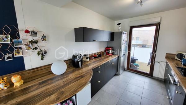 Venez découvrir cet appartement moderne situé dans une résidence récente de 2020 alliant confort et qualité de vie, à proximité immédiate de toutes les commodités: accès à pied aux commerces tels que (Boulangerie, Pharmacie, Grand Frais, Hypermarché etc...) et à seulement 15mn de la gare centre
Composé d'une entrée avec penderie intégrée, d'une salle de bain, de trois chambres dont une agréable suite parentale avec une salle d'eau privative, et d'une belle pièce de vie lumineuse grâce à sa double exposition, offrant un accès à deux terrasses pour profiter pleinement dès beaux jours à tout moment de la journée. Une cuisine équipée moderne et fonctionnelle vient parfaire cet espace de vie convivial..
Vous souhaitez absolument un garage ou un stationnement ? Cela sera possible !!! 
Résidence calme et sécurisée avec espace vert. 
Si ce bien correspond à votre recherche, contactez moi sans tarder !!!