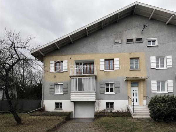 Appartement de 125 m² – 4 chambres – Proche centre-ville et gare

Situé dans une impasse au calme, à proximité du centre-ville et de la gare, cet appartement de 125 m² offre un cadre de vie agréable et pratique.

Avec ses beaux volumes, il dispose de 4 chambres ainsi que de 2 salles de bains, une configuration idéale pour une famille ou pour ceux qui recherchent de l’espace.

Sa proximité avec les commerces, le centre-ville et la gare en fait également un bien particulièrement pratique au quotidien.

Taxe foncière : 1 380 €