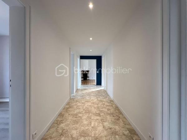 Appartement de 125 m² – 4 chambres – Proche centre-ville et gare

Situé dans une impasse au calme, à proximité du centre-ville et de la gare, cet appartement de 125 m² offre un cadre de vie agréable et pratique.

Avec ses beaux volumes, il dispose de 4 chambres ainsi que de 2 salles de bains, une configuration idéale pour une famille ou pour ceux qui recherchent de l’espace.

Sa proximité avec les commerces, le centre-ville et la gare en fait également un bien particulièrement pratique au quotidien.

Taxe foncière : 1 380 €