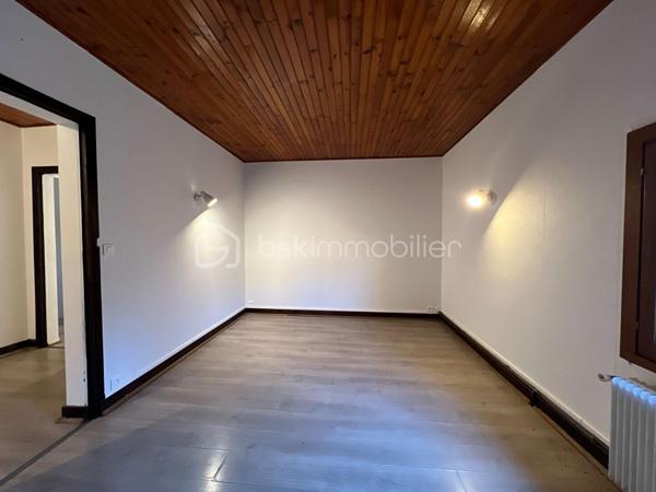 Appartement de 125 m² – 4 chambres – Proche centre-ville et gare

Situé dans une impasse au calme, à proximité du centre-ville et de la gare, cet appartement de 125 m² offre un cadre de vie agréable et pratique.

Avec ses beaux volumes, il dispose de 4 chambres ainsi que de 2 salles de bains, une configuration idéale pour une famille ou pour ceux qui recherchent de l’espace.

Sa proximité avec les commerces, le centre-ville et la gare en fait également un bien particulièrement pratique au quotidien.

Taxe foncière : 1 380 €