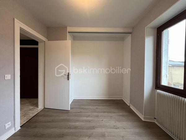 Appartement de 125 m² – 4 chambres – Proche centre-ville et gare

Situé dans une impasse au calme, à proximité du centre-ville et de la gare, cet appartement de 125 m² offre un cadre de vie agréable et pratique.

Avec ses beaux volumes, il dispose de 4 chambres ainsi que de 2 salles de bains, une configuration idéale pour une famille ou pour ceux qui recherchent de l’espace.

Sa proximité avec les commerces, le centre-ville et la gare en fait également un bien particulièrement pratique au quotidien.

Taxe foncière : 1 380 €