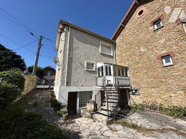 Maison de 4 pièces édifié sur un terrain de 203 m² (source du cadastre), des travaux de rénovat