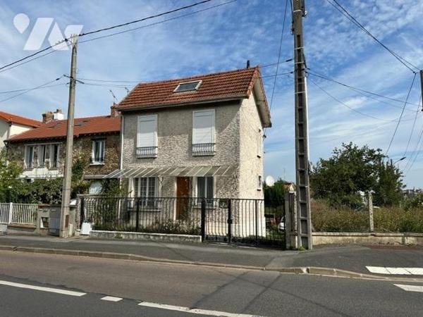 Maison de 4 pièces édifié sur un terrain de 203 m² (source du cadastre), des travaux de rénovat