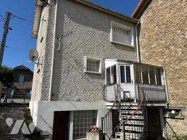 Maison de 4 pièces édifié sur un terrain de 203 m² (source du cadastre), des travaux de rénovat