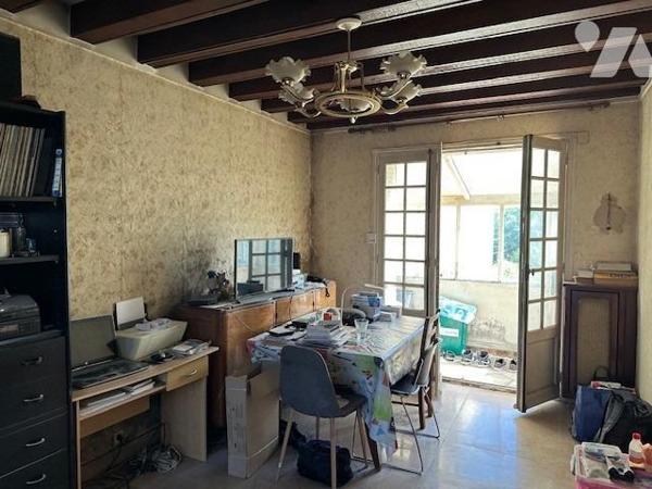 Maison de 4 pièces édifié sur un terrain de 203 m² (source du cadastre), des travaux de rénovat