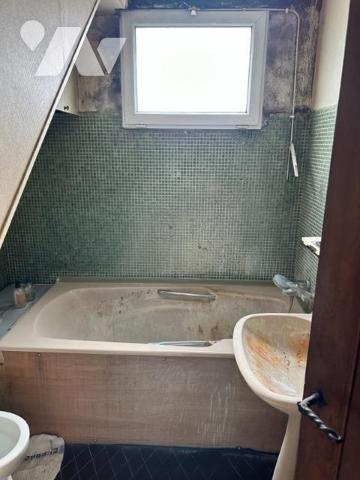 Maison de 4 pièces édifié sur un terrain de 203 m² (source du cadastre), des travaux de rénovat