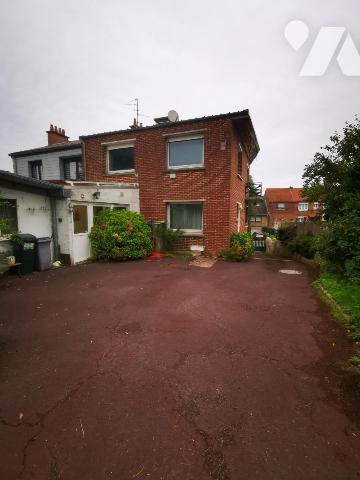 Maison semi-individuelle avec garage