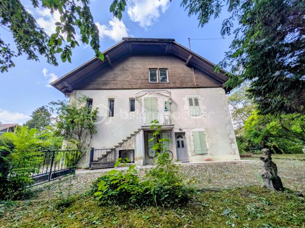Situé au calme, dans un environnement verdoyant, au sein d’une petite copropriété pleine de charme, à seulement 5 minutes à pied de la douane de Ferney, ce bien offre un beau potentiel d’investissement.
Il se compose d’un appartement de 3 pièces d’environ 87 m², comprenant :
•	une cuisine, 
•	deux chambres, 
•	un salon, 
•	une salle de bains. 
Le bien dispose également d’un grenier d’environ 70 m² à aménager, offrant la possibilité de créer un second appartement et ainsi d’augmenter considérablement le potentiel du bien.
Une cave complète cet ensemble.
📍 Emplacement recherché, à proximité immédiate de la frontière suisse, au calme et dans un cadre verdoyant.
Un bien rare offrant de nombreuses possibilités, idéal pour un investisseur ou un projet de résidence principale avec potentiel d’aménagement.