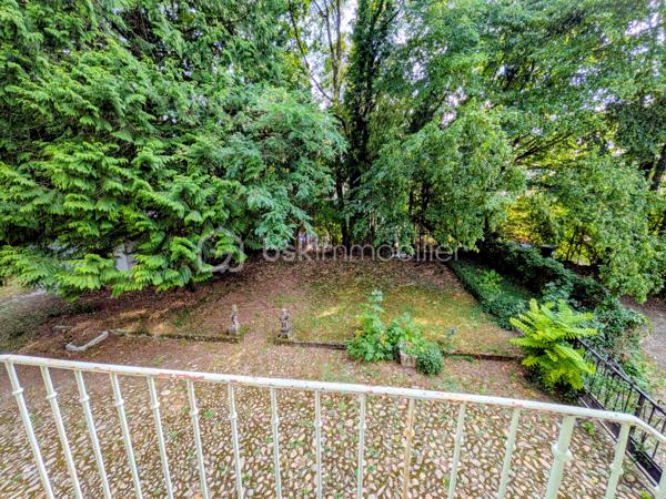 Situé au calme, dans un environnement verdoyant, au sein d’une petite copropriété pleine de charme, à seulement 5 minutes à pied de la douane de Ferney, ce bien offre un beau potentiel d’investissement.
Il se compose d’un appartement de 3 pièces d’environ 87 m², comprenant :
•	une cuisine, 
•	deux chambres, 
•	un salon, 
•	une salle de bains. 
Le bien dispose également d’un grenier d’environ 70 m² à aménager, offrant la possibilité de créer un second appartement et ainsi d’augmenter considérablement le potentiel du bien.
Une cave complète cet ensemble.
📍 Emplacement recherché, à proximité immédiate de la frontière suisse, au calme et dans un cadre verdoyant.
Un bien rare offrant de nombreuses possibilités, idéal pour un investisseur ou un projet de résidence principale avec potentiel d’aménagement.