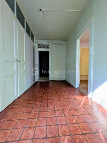 Situé au calme, dans un environnement verdoyant, au sein d’une petite copropriété pleine de charme, à seulement 5 minutes à pied de la douane de Ferney, ce bien offre un beau potentiel d’investissement.
Il se compose d’un appartement de 3 pièces d’environ 87 m², comprenant :
•	une cuisine, 
•	deux chambres, 
•	un salon, 
•	une salle de bains. 
Le bien dispose également d’un grenier d’environ 70 m² à aménager, offrant la possibilité de créer un second appartement et ainsi d’augmenter considérablement le potentiel du bien.
Une cave complète cet ensemble.
📍 Emplacement recherché, à proximité immédiate de la frontière suisse, au calme et dans un cadre verdoyant.
Un bien rare offrant de nombreuses possibilités, idéal pour un investisseur ou un projet de résidence principale avec potentiel d’aménagement.