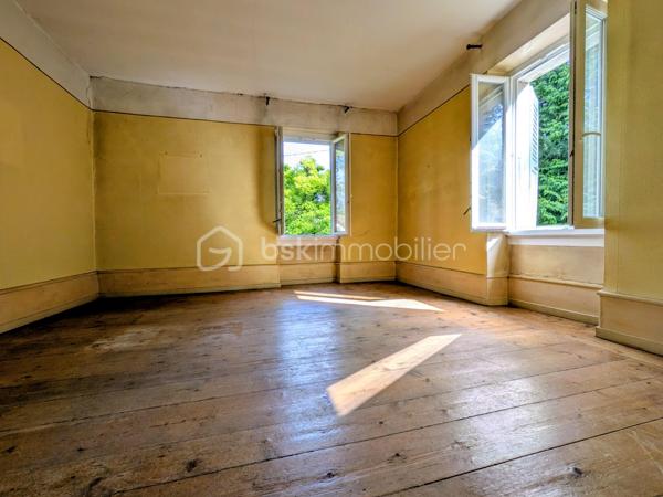 Situé au calme, dans un environnement verdoyant, au sein d’une petite copropriété pleine de charme, à seulement 5 minutes à pied de la douane de Ferney, ce bien offre un beau potentiel d’investissement.
Il se compose d’un appartement de 3 pièces d’environ 87 m², comprenant :
•	une cuisine, 
•	deux chambres, 
•	un salon, 
•	une salle de bains. 
Le bien dispose également d’un grenier d’environ 70 m² à aménager, offrant la possibilité de créer un second appartement et ainsi d’augmenter considérablement le potentiel du bien.
Une cave complète cet ensemble.
📍 Emplacement recherché, à proximité immédiate de la frontière suisse, au calme et dans un cadre verdoyant.
Un bien rare offrant de nombreuses possibilités, idéal pour un investisseur ou un projet de résidence principale avec potentiel d’aménagement.