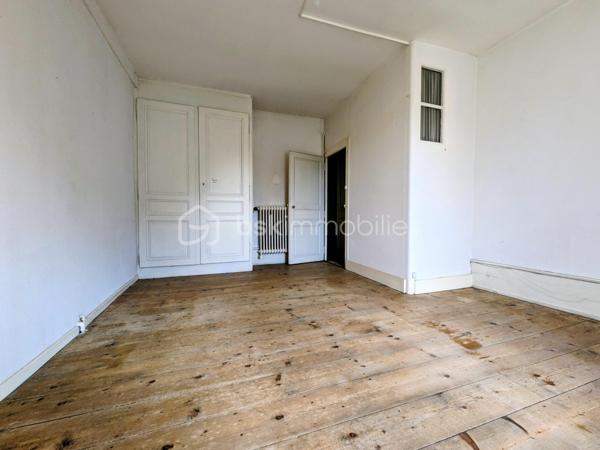 Situé au calme, dans un environnement verdoyant, au sein d’une petite copropriété pleine de charme, à seulement 5 minutes à pied de la douane de Ferney, ce bien offre un beau potentiel d’investissement.
Il se compose d’un appartement de 3 pièces d’environ 87 m², comprenant :
•	une cuisine, 
•	deux chambres, 
•	un salon, 
•	une salle de bains. 
Le bien dispose également d’un grenier d’environ 70 m² à aménager, offrant la possibilité de créer un second appartement et ainsi d’augmenter considérablement le potentiel du bien.
Une cave complète cet ensemble.
📍 Emplacement recherché, à proximité immédiate de la frontière suisse, au calme et dans un cadre verdoyant.
Un bien rare offrant de nombreuses possibilités, idéal pour un investisseur ou un projet de résidence principale avec potentiel d’aménagement.