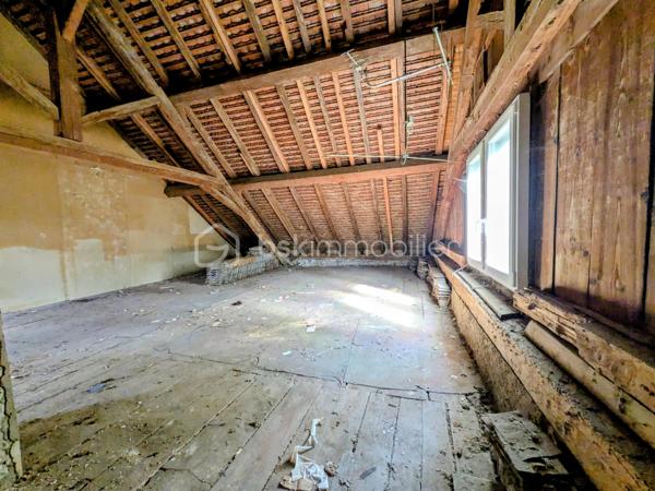 Situé au calme, dans un environnement verdoyant, au sein d’une petite copropriété pleine de charme, à seulement 5 minutes à pied de la douane de Ferney, ce bien offre un beau potentiel d’investissement.
Il se compose d’un appartement de 3 pièces d’environ 87 m², comprenant :
•	une cuisine, 
•	deux chambres, 
•	un salon, 
•	une salle de bains. 
Le bien dispose également d’un grenier d’environ 70 m² à aménager, offrant la possibilité de créer un second appartement et ainsi d’augmenter considérablement le potentiel du bien.
Une cave complète cet ensemble.
📍 Emplacement recherché, à proximité immédiate de la frontière suisse, au calme et dans un cadre verdoyant.
Un bien rare offrant de nombreuses possibilités, idéal pour un investisseur ou un projet de résidence principale avec potentiel d’aménagement.