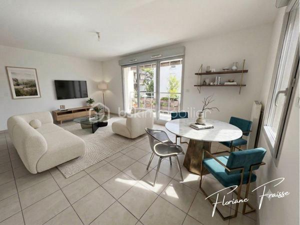 Situé dans un environnement calme et recherché de Meylan, Chemin des Sources, ce magnifique T4 de 84 m², saura vous séduire dès la première visite.

Dès l'entrée, vous découvrez une belle pièce de vie de 27 m², baignée de lumière, avec sa cuisine neuve et équipée (four, plaque de cuisson, hotte). Double exposition Sud/Ouest, avec une terrasse de 10m² et une loggia attenante qui complète ce bien en offrant un rangement supplémentaire très appréciable.

L'espace nuit, parfaitement séparé, comprend trois chambres, une salle de bains, des toilettes indépendantes ainsi qu'un espace de rangement, offrant un confort optimal pour toute la famille.

Construite en 2009, la résidence est équipée d'un ascenseur et bénéficie d'un environnement verdoyant à proximité immédiate des écoles, des commerces, des transports en commun et des principaux axes routiers.

- Les points forts qui font la différence :

✔️ Grande pièce de vie lumineuse 
✔️ Cuisine neuve équipée
✔️ Double exposition Sud / Ouest 
✔️ Terrasse de 10m² et Loggia 
✔️ 3 chambres idéales pour une famille ou le télétravail
✔️ Nombreux rangements
✔️ Résidence récente avec ascenseur
✔️ Place de parking privative incluse
✔️ Chauffage et eau chaude compris dans les charges

En complément, vous pourrez acquérir un grand garage fermé de 30,20m² en sous-sol pour 20 000 €, un véritable atout pour stationner, bricoler ou bénéficier d'un important espace de stockage.