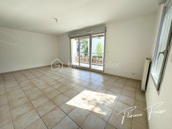 Situé dans un environnement calme et recherché de Meylan, Chemin des Sources, ce magnifique T4 de 84 m², saura vous séduire dès la première visite.

Dès l'entrée, vous découvrez une belle pièce de vie de 27 m², baignée de lumière, avec sa cuisine neuve et équipée (four, plaque de cuisson, hotte). Double exposition Sud/Ouest, avec une terrasse de 10m² et une loggia attenante qui complète ce bien en offrant un rangement supplémentaire très appréciable.

L'espace nuit, parfaitement séparé, comprend trois chambres, une salle de bains, des toilettes indépendantes ainsi qu'un espace de rangement, offrant un confort optimal pour toute la famille.

Construite en 2009, la résidence est équipée d'un ascenseur et bénéficie d'un environnement verdoyant à proximité immédiate des écoles, des commerces, des transports en commun et des principaux axes routiers.

- Les points forts qui font la différence :

✔️ Grande pièce de vie lumineuse 
✔️ Cuisine neuve équipée
✔️ Double exposition Sud / Ouest 
✔️ Terrasse de 10m² et Loggia 
✔️ 3 chambres idéales pour une famille ou le télétravail
✔️ Nombreux rangements
✔️ Résidence récente avec ascenseur
✔️ Place de parking privative incluse
✔️ Chauffage et eau chaude compris dans les charges

En complément, vous pourrez acquérir un grand garage fermé de 30,20m² en sous-sol pour 20 000 €, un véritable atout pour stationner, bricoler ou bénéficier d'un important espace de stockage.
