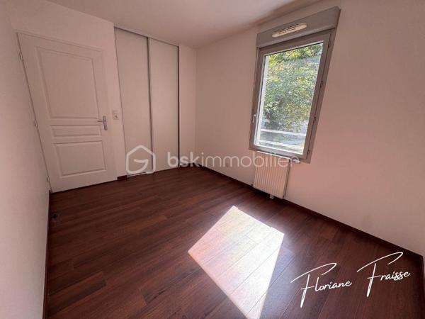 Situé dans un environnement calme et recherché de Meylan, Chemin des Sources, ce magnifique T4 de 84 m², saura vous séduire dès la première visite.

Dès l'entrée, vous découvrez une belle pièce de vie de 27 m², baignée de lumière, avec sa cuisine neuve et équipée (four, plaque de cuisson, hotte). Double exposition Sud/Ouest, avec une terrasse de 10m² et une loggia attenante qui complète ce bien en offrant un rangement supplémentaire très appréciable.

L'espace nuit, parfaitement séparé, comprend trois chambres, une salle de bains, des toilettes indépendantes ainsi qu'un espace de rangement, offrant un confort optimal pour toute la famille.

Construite en 2009, la résidence est équipée d'un ascenseur et bénéficie d'un environnement verdoyant à proximité immédiate des écoles, des commerces, des transports en commun et des principaux axes routiers.

- Les points forts qui font la différence :

✔️ Grande pièce de vie lumineuse 
✔️ Cuisine neuve équipée
✔️ Double exposition Sud / Ouest 
✔️ Terrasse de 10m² et Loggia 
✔️ 3 chambres idéales pour une famille ou le télétravail
✔️ Nombreux rangements
✔️ Résidence récente avec ascenseur
✔️ Place de parking privative incluse
✔️ Chauffage et eau chaude compris dans les charges

En complément, vous pourrez acquérir un grand garage fermé de 30,20m² en sous-sol pour 20 000 €, un véritable atout pour stationner, bricoler ou bénéficier d'un important espace de stockage.