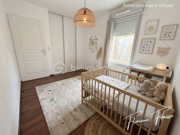 Situé dans un environnement calme et recherché de Meylan, Chemin des Sources, ce magnifique T4 de 84 m², saura vous séduire dès la première visite.

Dès l'entrée, vous découvrez une belle pièce de vie de 27 m², baignée de lumière, avec sa cuisine neuve et équipée (four, plaque de cuisson, hotte). Double exposition Sud/Ouest, avec une terrasse de 10m² et une loggia attenante qui complète ce bien en offrant un rangement supplémentaire très appréciable.

L'espace nuit, parfaitement séparé, comprend trois chambres, une salle de bains, des toilettes indépendantes ainsi qu'un espace de rangement, offrant un confort optimal pour toute la famille.

Construite en 2009, la résidence est équipée d'un ascenseur et bénéficie d'un environnement verdoyant à proximité immédiate des écoles, des commerces, des transports en commun et des principaux axes routiers.

- Les points forts qui font la différence :

✔️ Grande pièce de vie lumineuse 
✔️ Cuisine neuve équipée
✔️ Double exposition Sud / Ouest 
✔️ Terrasse de 10m² et Loggia 
✔️ 3 chambres idéales pour une famille ou le télétravail
✔️ Nombreux rangements
✔️ Résidence récente avec ascenseur
✔️ Place de parking privative incluse
✔️ Chauffage et eau chaude compris dans les charges

En complément, vous pourrez acquérir un grand garage fermé de 30,20m² en sous-sol pour 20 000 €, un véritable atout pour stationner, bricoler ou bénéficier d'un important espace de stockage.