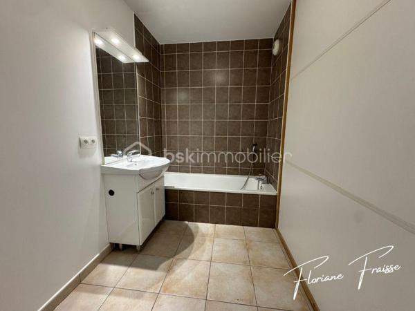 Situé dans un environnement calme et recherché de Meylan, Chemin des Sources, ce magnifique T4 de 84 m², saura vous séduire dès la première visite.

Dès l'entrée, vous découvrez une belle pièce de vie de 27 m², baignée de lumière, avec sa cuisine neuve et équipée (four, plaque de cuisson, hotte). Double exposition Sud/Ouest, avec une terrasse de 10m² et une loggia attenante qui complète ce bien en offrant un rangement supplémentaire très appréciable.

L'espace nuit, parfaitement séparé, comprend trois chambres, une salle de bains, des toilettes indépendantes ainsi qu'un espace de rangement, offrant un confort optimal pour toute la famille.

Construite en 2009, la résidence est équipée d'un ascenseur et bénéficie d'un environnement verdoyant à proximité immédiate des écoles, des commerces, des transports en commun et des principaux axes routiers.

- Les points forts qui font la différence :

✔️ Grande pièce de vie lumineuse 
✔️ Cuisine neuve équipée
✔️ Double exposition Sud / Ouest 
✔️ Terrasse de 10m² et Loggia 
✔️ 3 chambres idéales pour une famille ou le télétravail
✔️ Nombreux rangements
✔️ Résidence récente avec ascenseur
✔️ Place de parking privative incluse
✔️ Chauffage et eau chaude compris dans les charges

En complément, vous pourrez acquérir un grand garage fermé de 30,20m² en sous-sol pour 20 000 €, un véritable atout pour stationner, bricoler ou bénéficier d'un important espace de stockage.