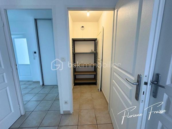 Situé dans un environnement calme et recherché de Meylan, Chemin des Sources, ce magnifique T4 de 84 m², saura vous séduire dès la première visite.

Dès l'entrée, vous découvrez une belle pièce de vie de 27 m², baignée de lumière, avec sa cuisine neuve et équipée (four, plaque de cuisson, hotte). Double exposition Sud/Ouest, avec une terrasse de 10m² et une loggia attenante qui complète ce bien en offrant un rangement supplémentaire très appréciable.

L'espace nuit, parfaitement séparé, comprend trois chambres, une salle de bains, des toilettes indépendantes ainsi qu'un espace de rangement, offrant un confort optimal pour toute la famille.

Construite en 2009, la résidence est équipée d'un ascenseur et bénéficie d'un environnement verdoyant à proximité immédiate des écoles, des commerces, des transports en commun et des principaux axes routiers.

- Les points forts qui font la différence :

✔️ Grande pièce de vie lumineuse 
✔️ Cuisine neuve équipée
✔️ Double exposition Sud / Ouest 
✔️ Terrasse de 10m² et Loggia 
✔️ 3 chambres idéales pour une famille ou le télétravail
✔️ Nombreux rangements
✔️ Résidence récente avec ascenseur
✔️ Place de parking privative incluse
✔️ Chauffage et eau chaude compris dans les charges

En complément, vous pourrez acquérir un grand garage fermé de 30,20m² en sous-sol pour 20 000 €, un véritable atout pour stationner, bricoler ou bénéficier d'un important espace de stockage.