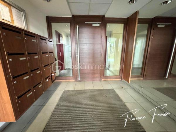 Situé dans un environnement calme et recherché de Meylan, Chemin des Sources, ce magnifique T4 de 84 m², saura vous séduire dès la première visite.

Dès l'entrée, vous découvrez une belle pièce de vie de 27 m², baignée de lumière, avec sa cuisine neuve et équipée (four, plaque de cuisson, hotte). Double exposition Sud/Ouest, avec une terrasse de 10m² et une loggia attenante qui complète ce bien en offrant un rangement supplémentaire très appréciable.

L'espace nuit, parfaitement séparé, comprend trois chambres, une salle de bains, des toilettes indépendantes ainsi qu'un espace de rangement, offrant un confort optimal pour toute la famille.

Construite en 2009, la résidence est équipée d'un ascenseur et bénéficie d'un environnement verdoyant à proximité immédiate des écoles, des commerces, des transports en commun et des principaux axes routiers.

- Les points forts qui font la différence :

✔️ Grande pièce de vie lumineuse 
✔️ Cuisine neuve équipée
✔️ Double exposition Sud / Ouest 
✔️ Terrasse de 10m² et Loggia 
✔️ 3 chambres idéales pour une famille ou le télétravail
✔️ Nombreux rangements
✔️ Résidence récente avec ascenseur
✔️ Place de parking privative incluse
✔️ Chauffage et eau chaude compris dans les charges

En complément, vous pourrez acquérir un grand garage fermé de 30,20m² en sous-sol pour 20 000 €, un véritable atout pour stationner, bricoler ou bénéficier d'un important espace de stockage.