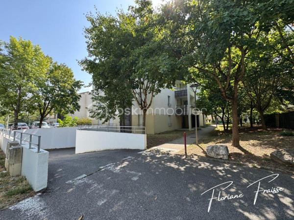 Situé dans un environnement calme et recherché de Meylan, Chemin des Sources, ce magnifique T4 de 84 m², saura vous séduire dès la première visite.

Dès l'entrée, vous découvrez une belle pièce de vie de 27 m², baignée de lumière, avec sa cuisine neuve et équipée (four, plaque de cuisson, hotte). Double exposition Sud/Ouest, avec une terrasse de 10m² et une loggia attenante qui complète ce bien en offrant un rangement supplémentaire très appréciable.

L'espace nuit, parfaitement séparé, comprend trois chambres, une salle de bains, des toilettes indépendantes ainsi qu'un espace de rangement, offrant un confort optimal pour toute la famille.

Construite en 2009, la résidence est équipée d'un ascenseur et bénéficie d'un environnement verdoyant à proximité immédiate des écoles, des commerces, des transports en commun et des principaux axes routiers.

- Les points forts qui font la différence :

✔️ Grande pièce de vie lumineuse 
✔️ Cuisine neuve équipée
✔️ Double exposition Sud / Ouest 
✔️ Terrasse de 10m² et Loggia 
✔️ 3 chambres idéales pour une famille ou le télétravail
✔️ Nombreux rangements
✔️ Résidence récente avec ascenseur
✔️ Place de parking privative incluse
✔️ Chauffage et eau chaude compris dans les charges

En complément, vous pourrez acquérir un grand garage fermé de 30,20m² en sous-sol pour 20 000 €, un véritable atout pour stationner, bricoler ou bénéficier d'un important espace de stockage.